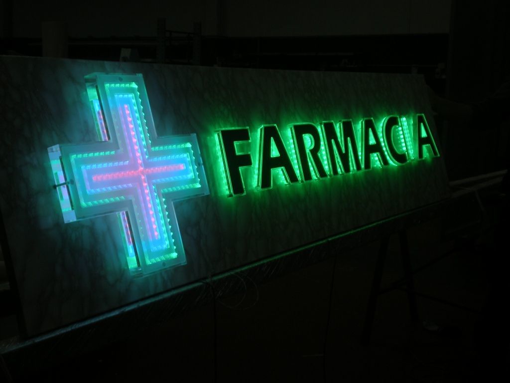 L'insegna di una farmacia