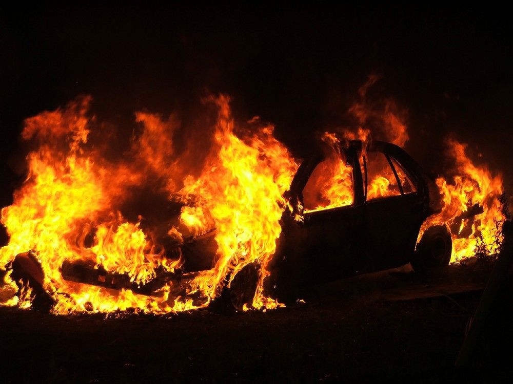 Un auto in fiamme