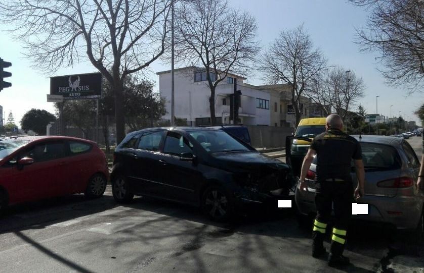Incidente all'intersezione tra via Lequile e via Guarella la Polizia