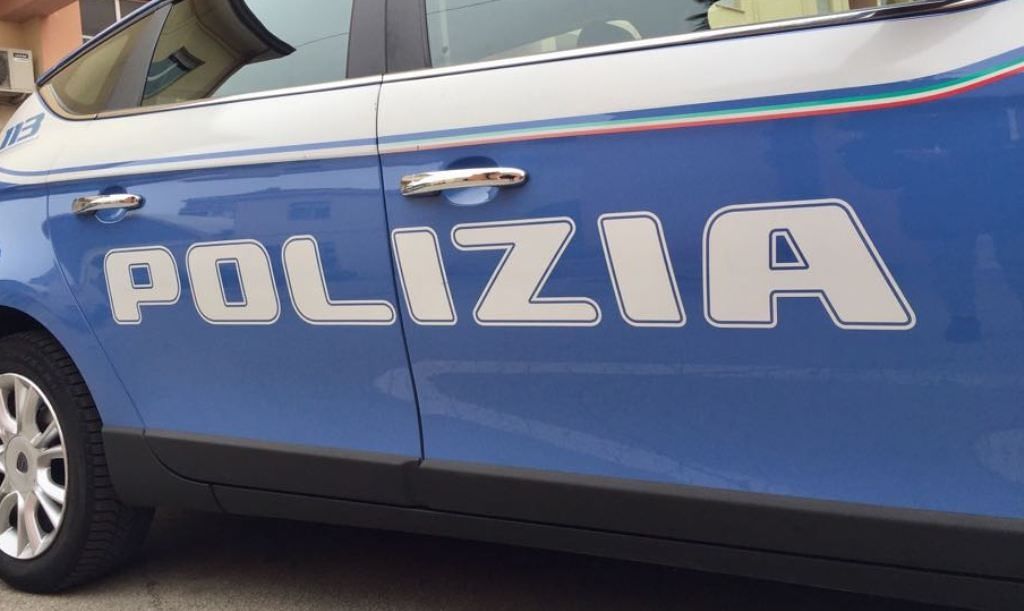 Interviene volante della Polizia
