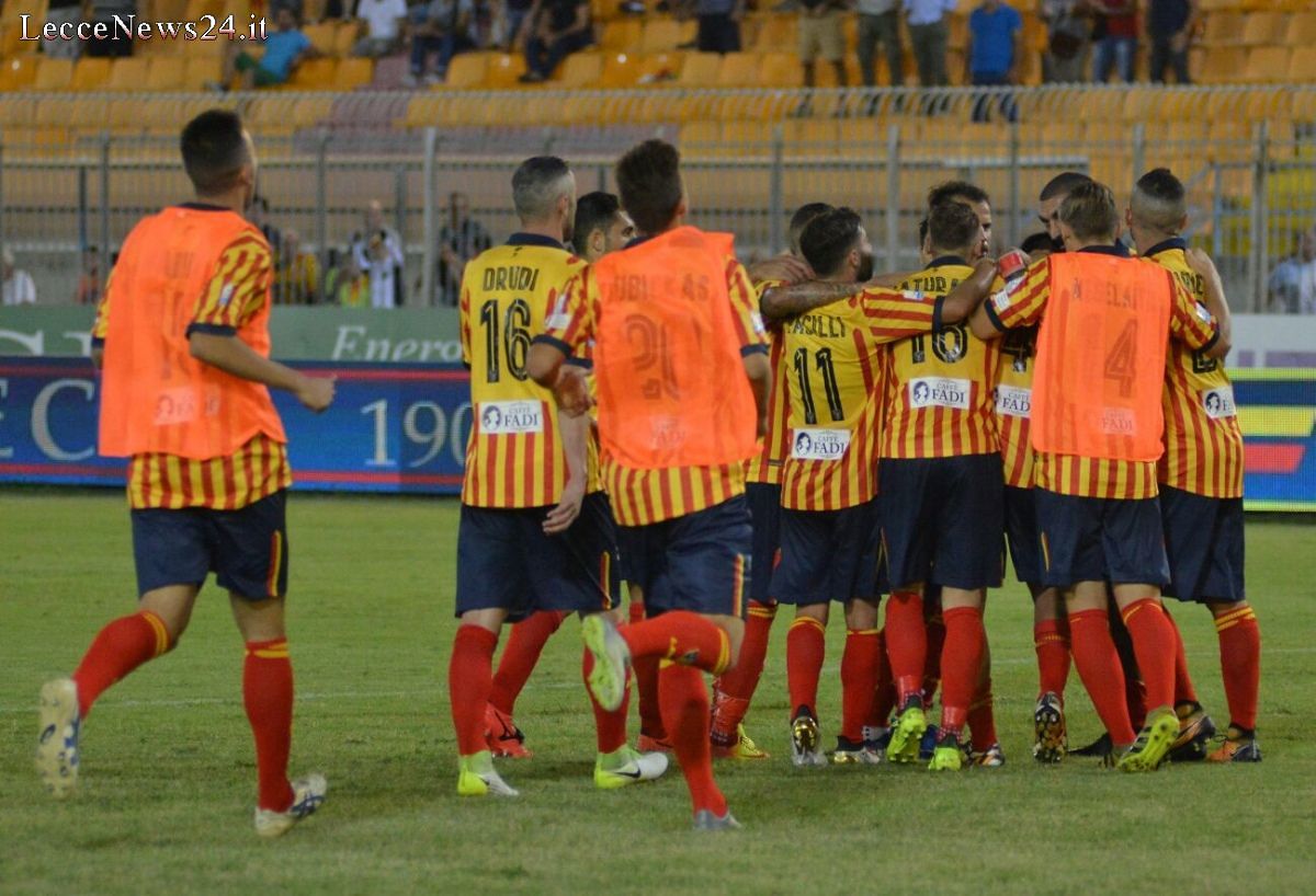 calciatori Lecce esultanza
