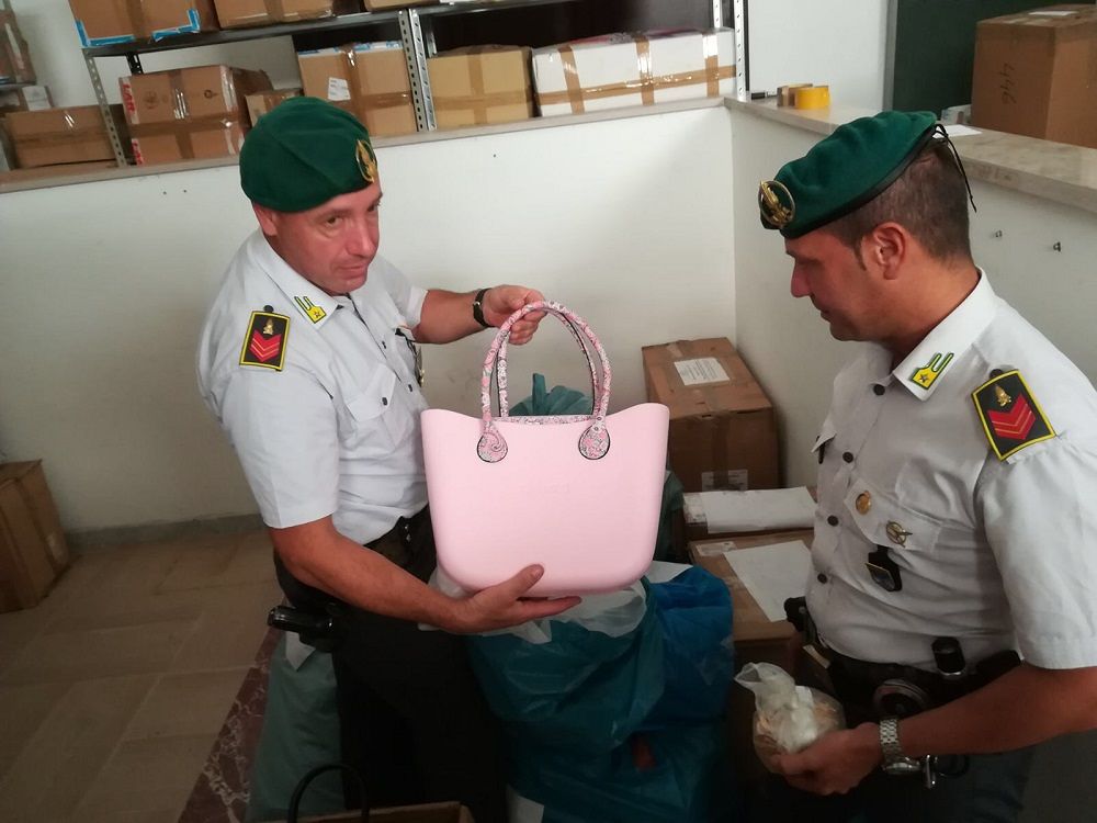 Sequestro prodotti falsi Guardia di Finanza