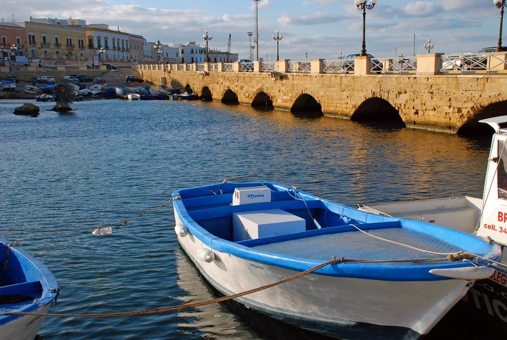 Il porto del centro storico di Gallipoli