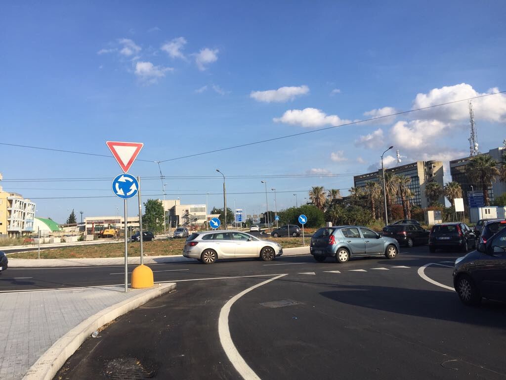 La rotatoria nei pressi dell'imbocco della statale diventa un imbuto d'auto