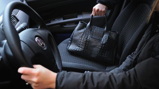 furto-borsa-auto