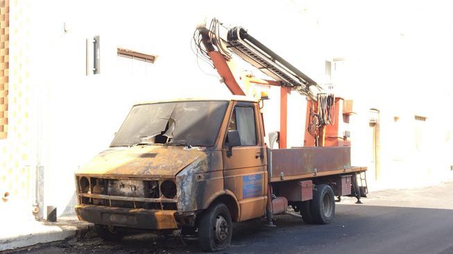 furgone-luminarie-distrutto-incendio