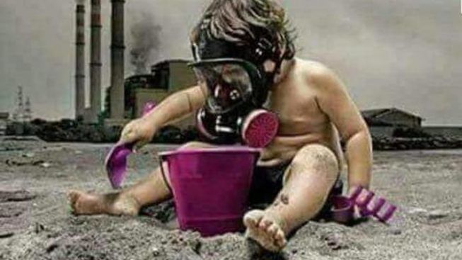 Emiliano-pubblica-foto-bambino-maschera-antigas