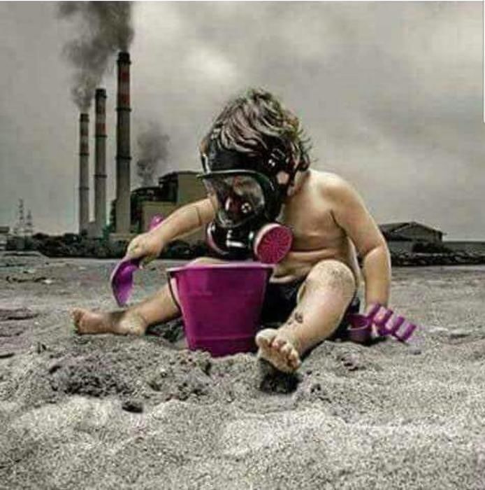 Emiliano-pubblica-foto-bambino-maschera-antigas