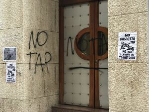 scritte no tap in via templari