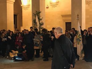 vescovo-saluto-giovani