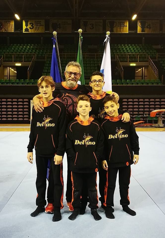 Gli atleti con il maestro Saverio Martina (ph. ASD Delfino)