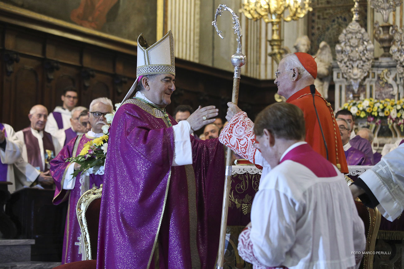 Il cardinale consegna il bastone pastorale al nuovo capo della Chiesa di leccese Ph. Marco Perulli