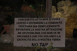 Tubo-gas-protesta-no-tap-presepe-lecce