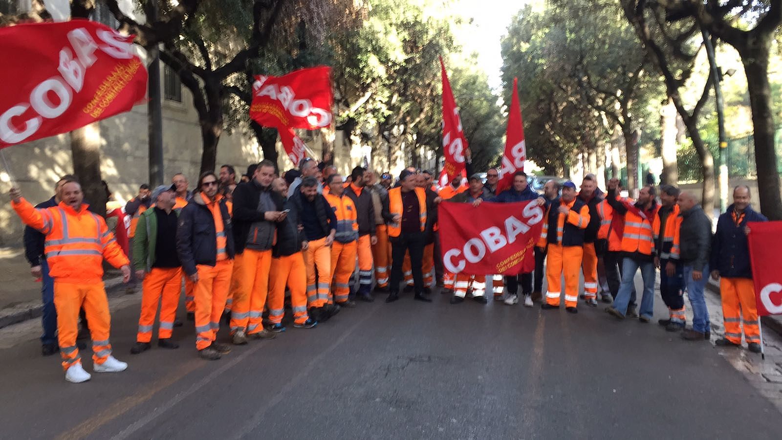 Il sit-in di alcuni dei lavoratori della ditta Soci assieme alla sigla Cobas
