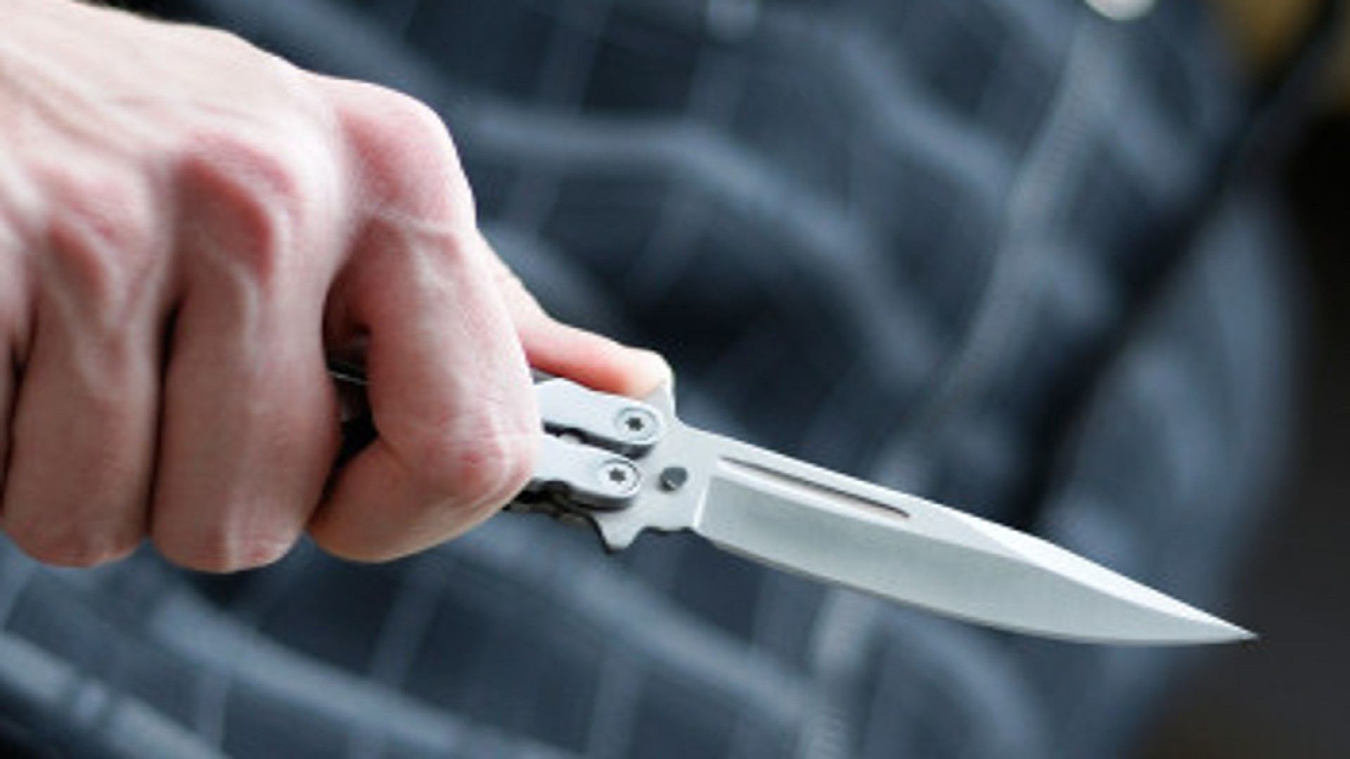 minaccia-coltello-mamma-arrestato-maltrattamenti-famiglia
