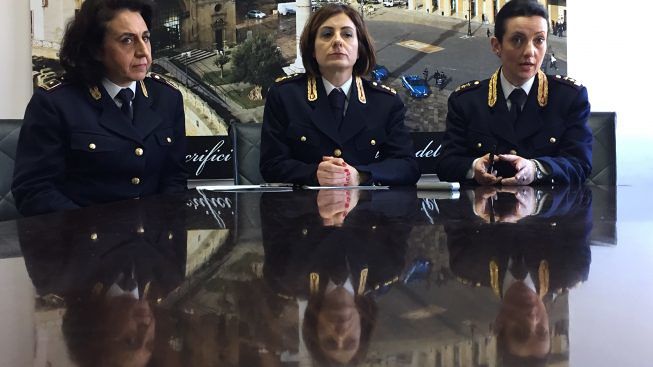 conferenza-stampa-camper-polizia-contro-violenza-sulle-donne
