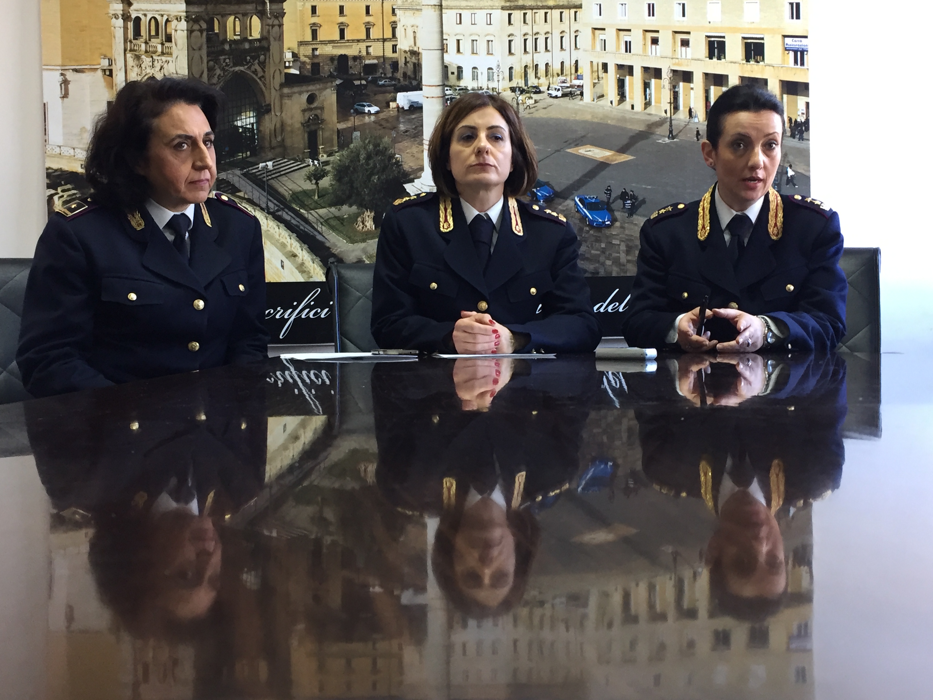 conferenza-stampa-camper-polizia-contro-violenza-sulle-donne
