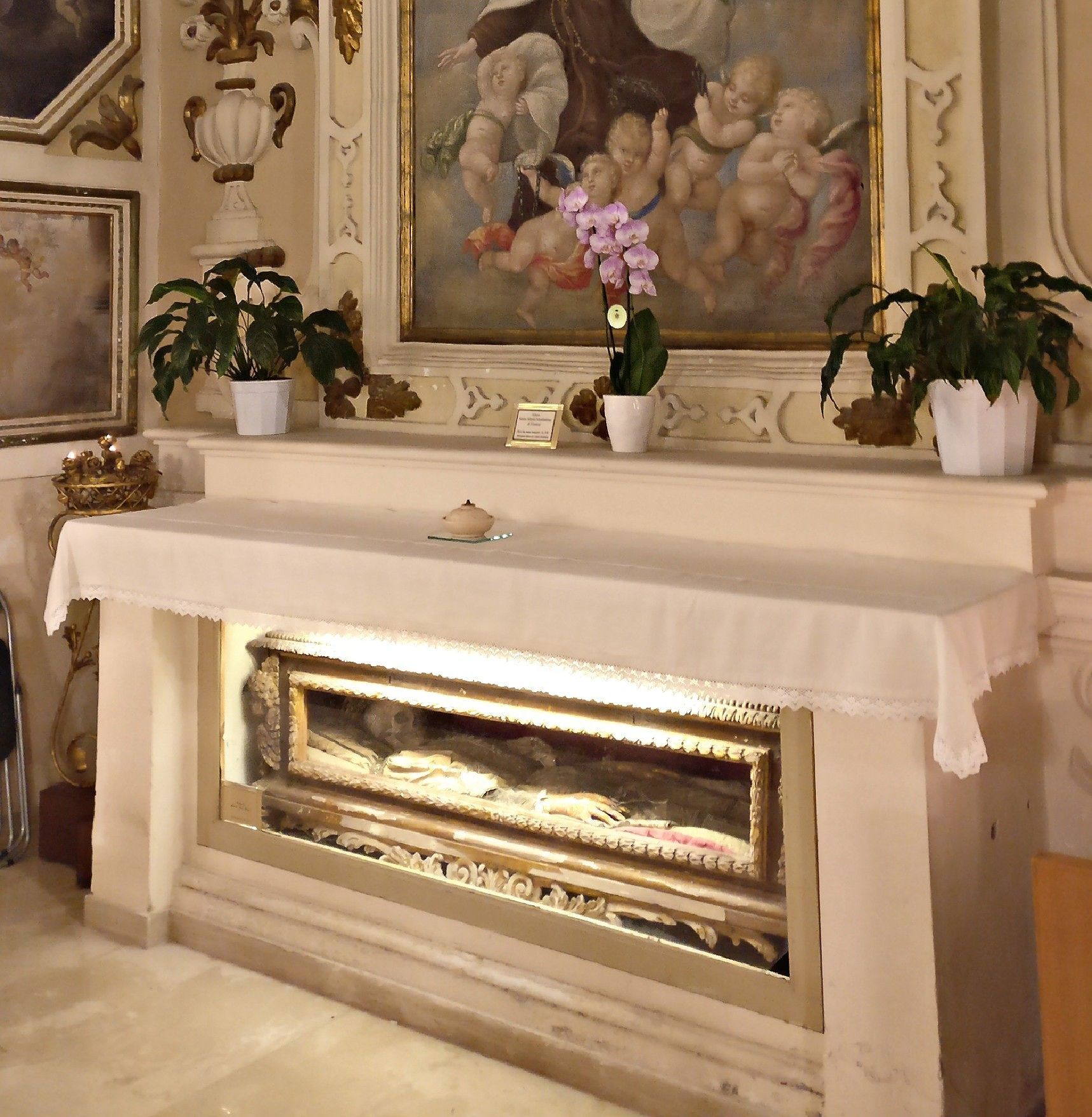 L'altare con la tomba del Santo