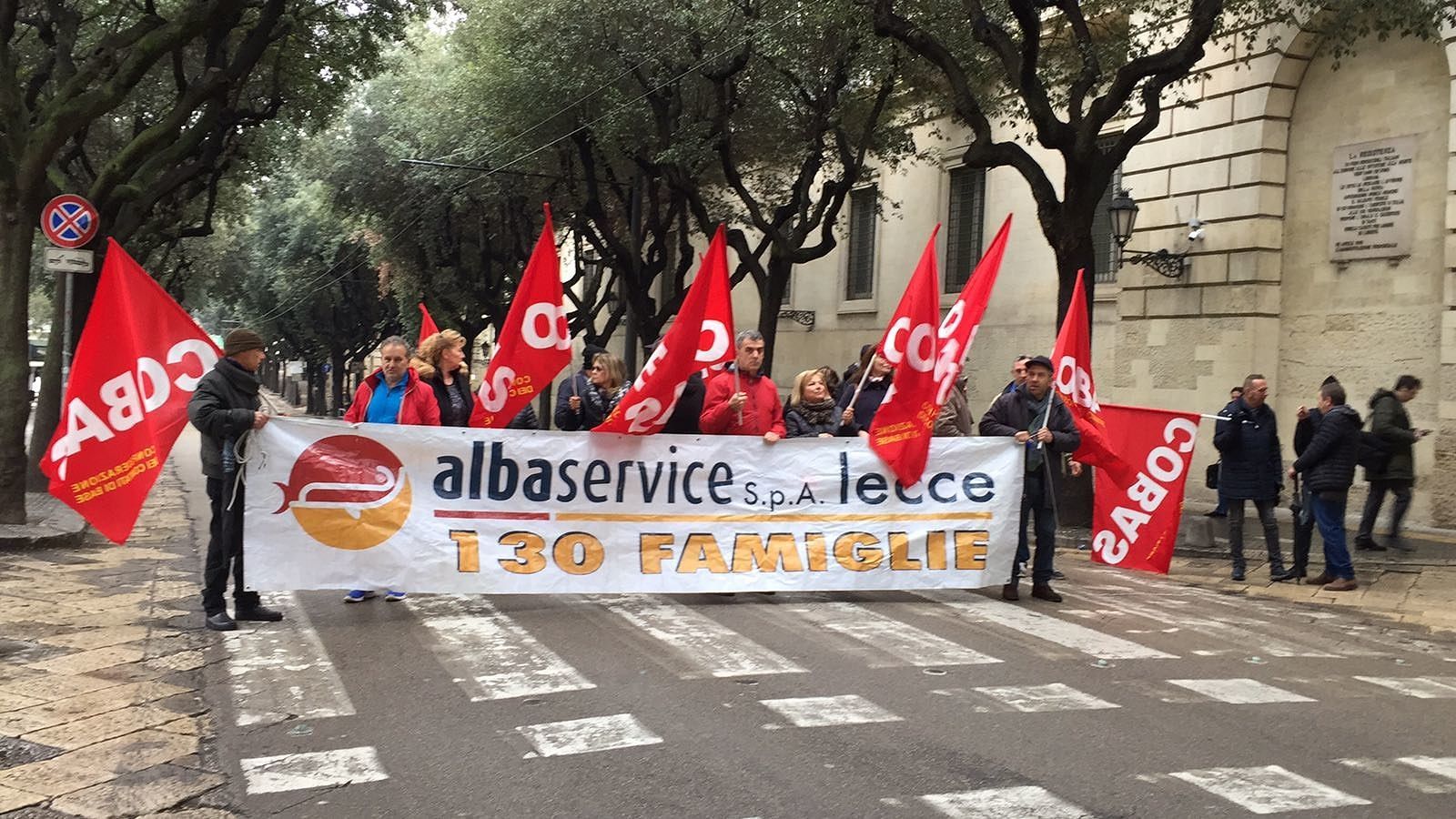 In protesta contro il blocco della cassa integrazione