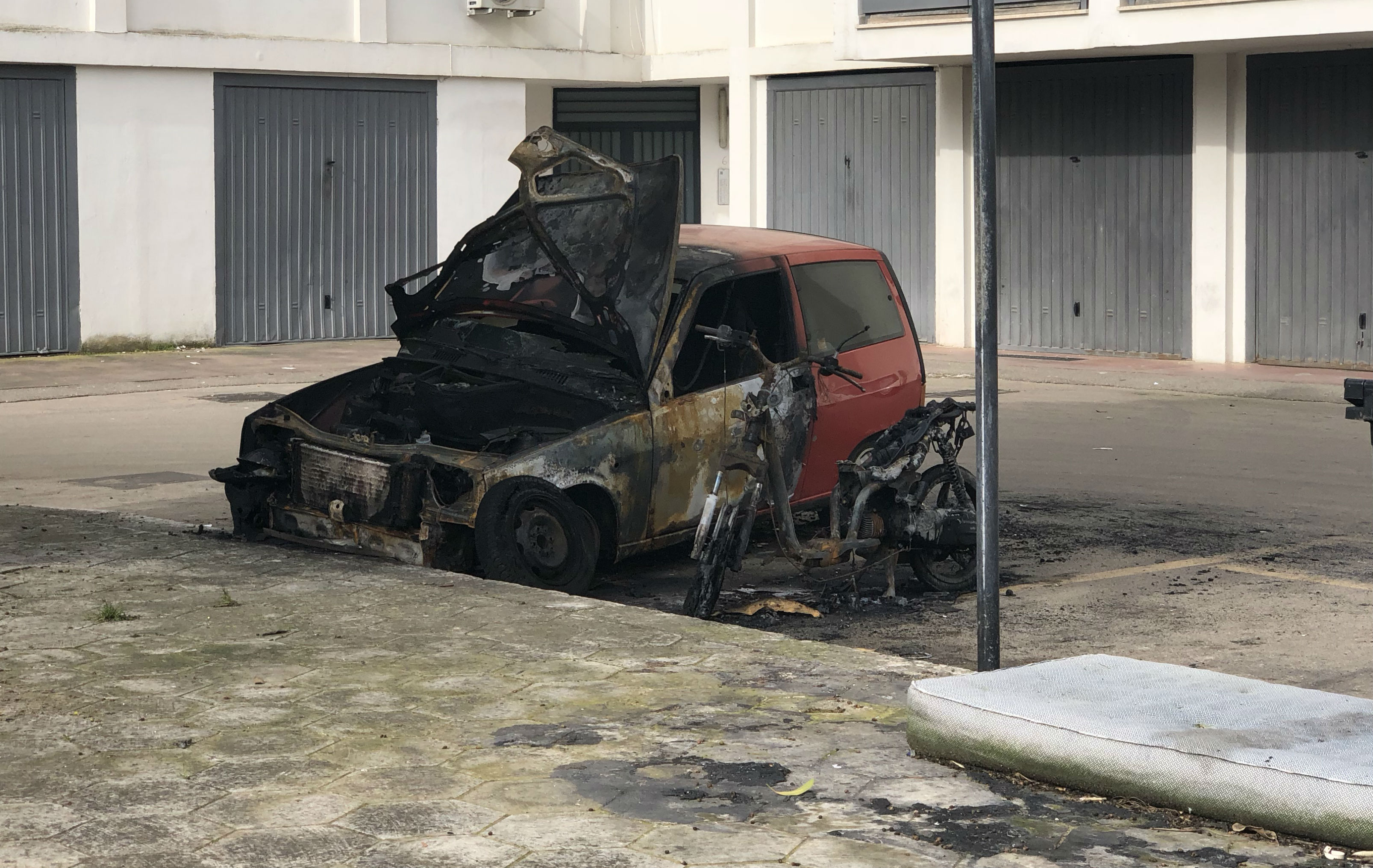 Auto distrutte in piazzale Siena