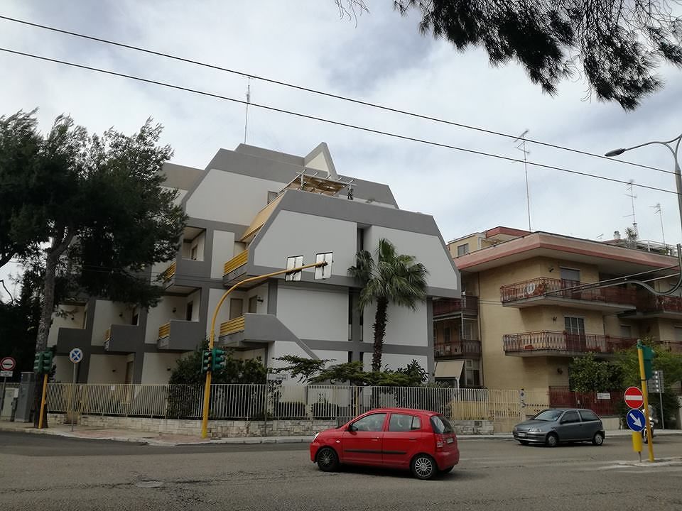 Il semaforo di viale Rossini che è ruotato su se stesso