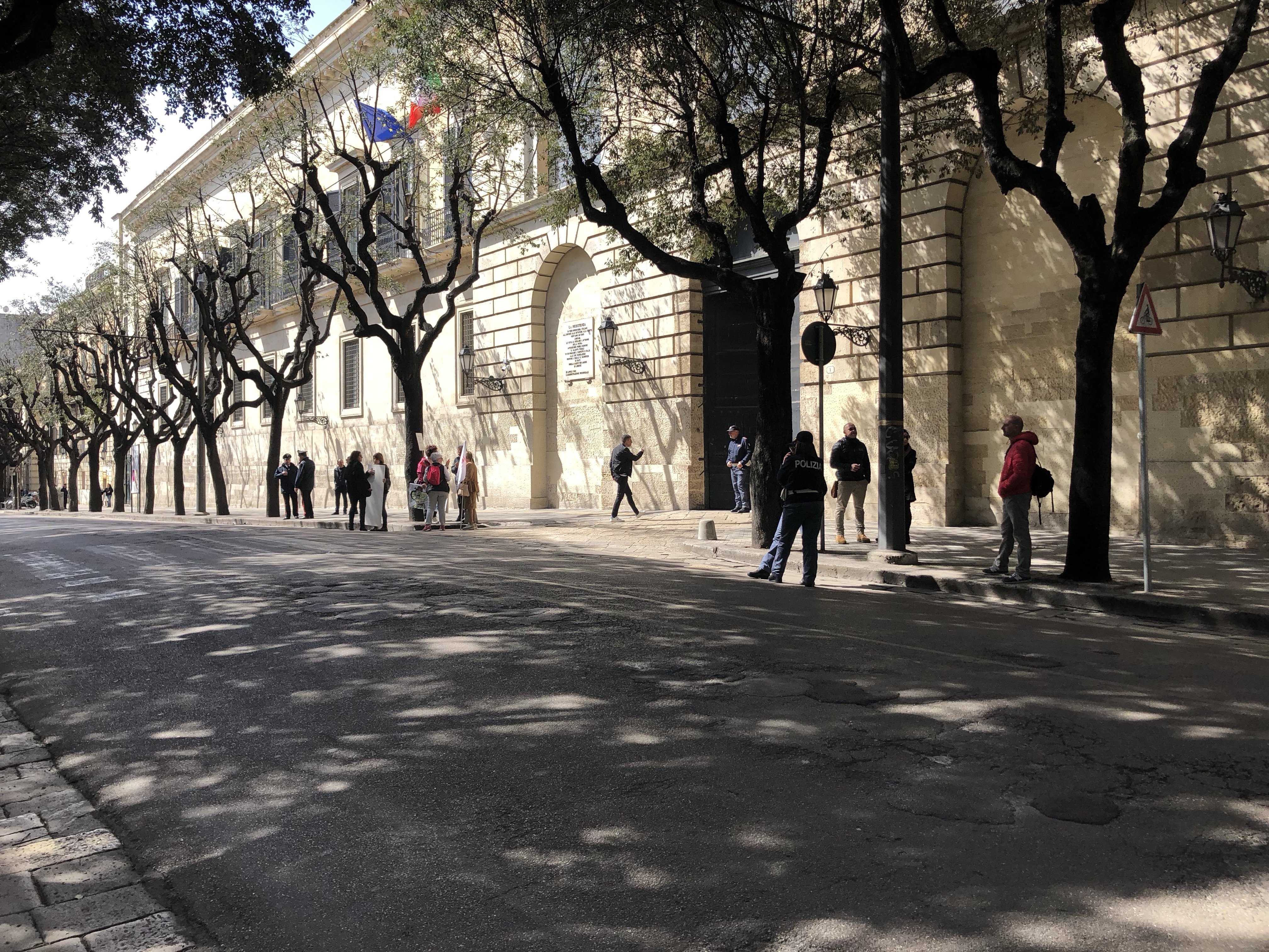 I manifestanti ai piedi della prefettura