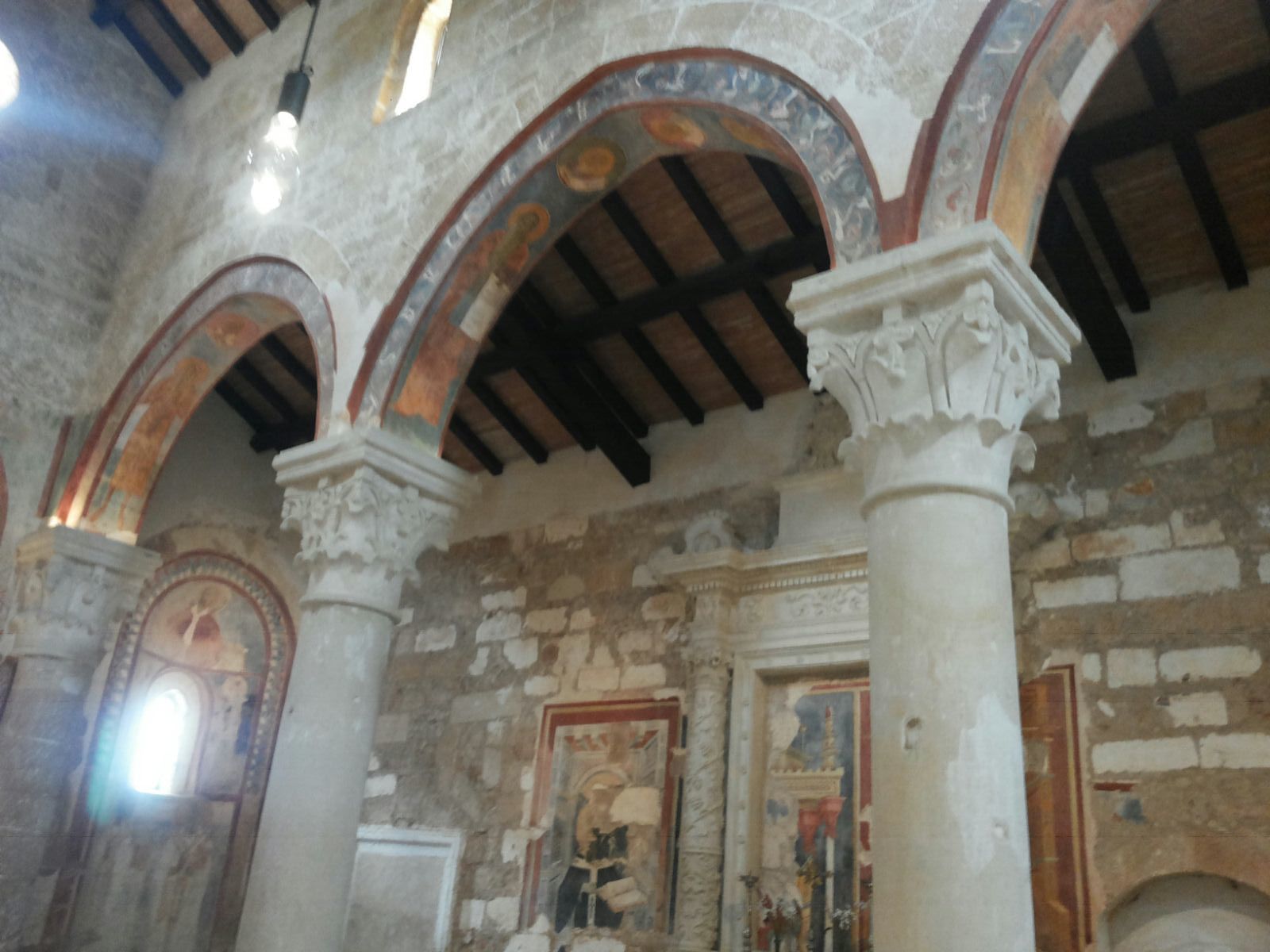 Gli interni dell'Abbazia di Cerrate
