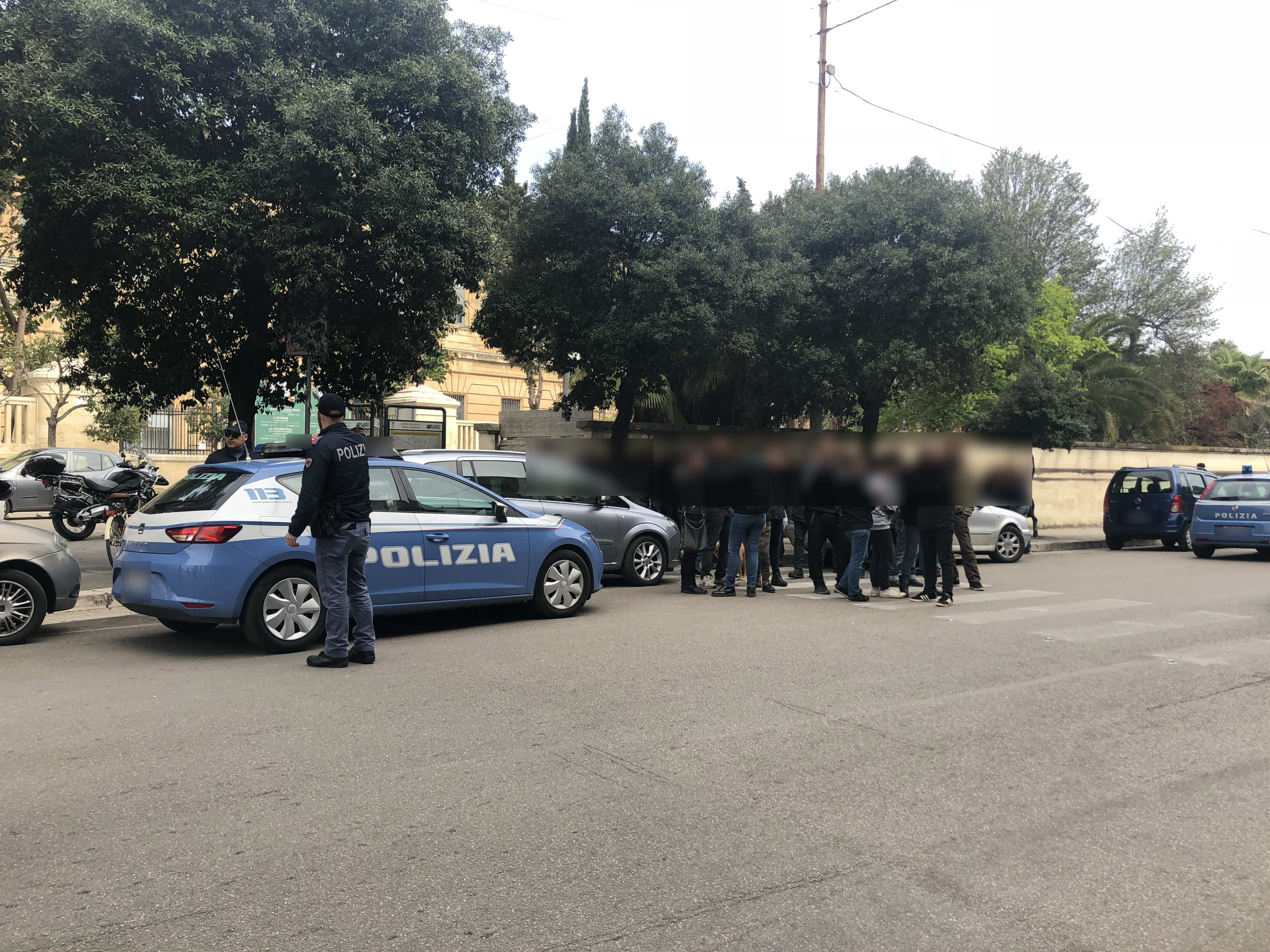 i manifestanti vicino la Questura