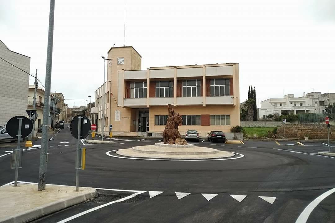 La rotatoria nel centro di Caprarica di Lecce