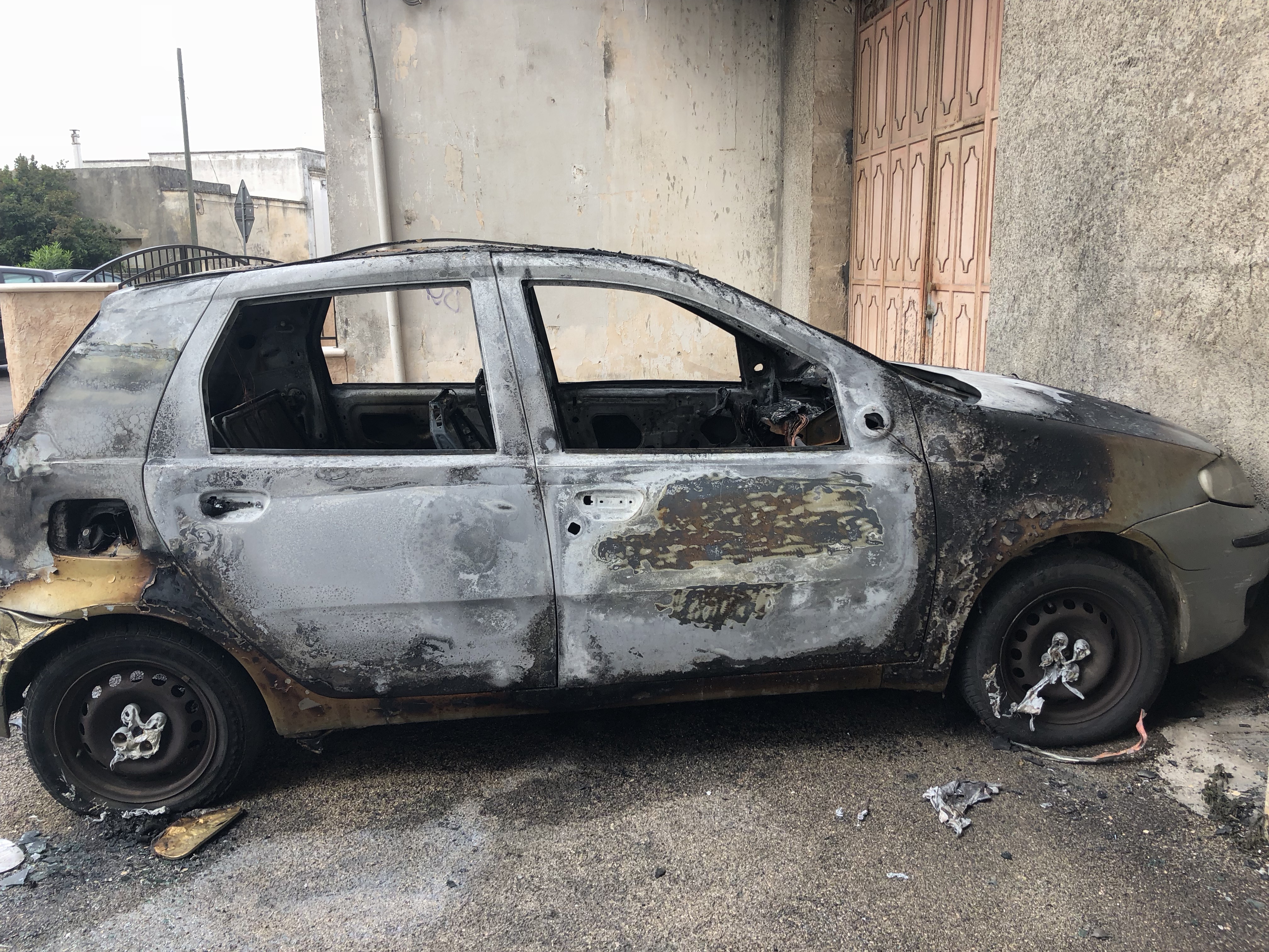 Auto distrutta in via della Grottella
