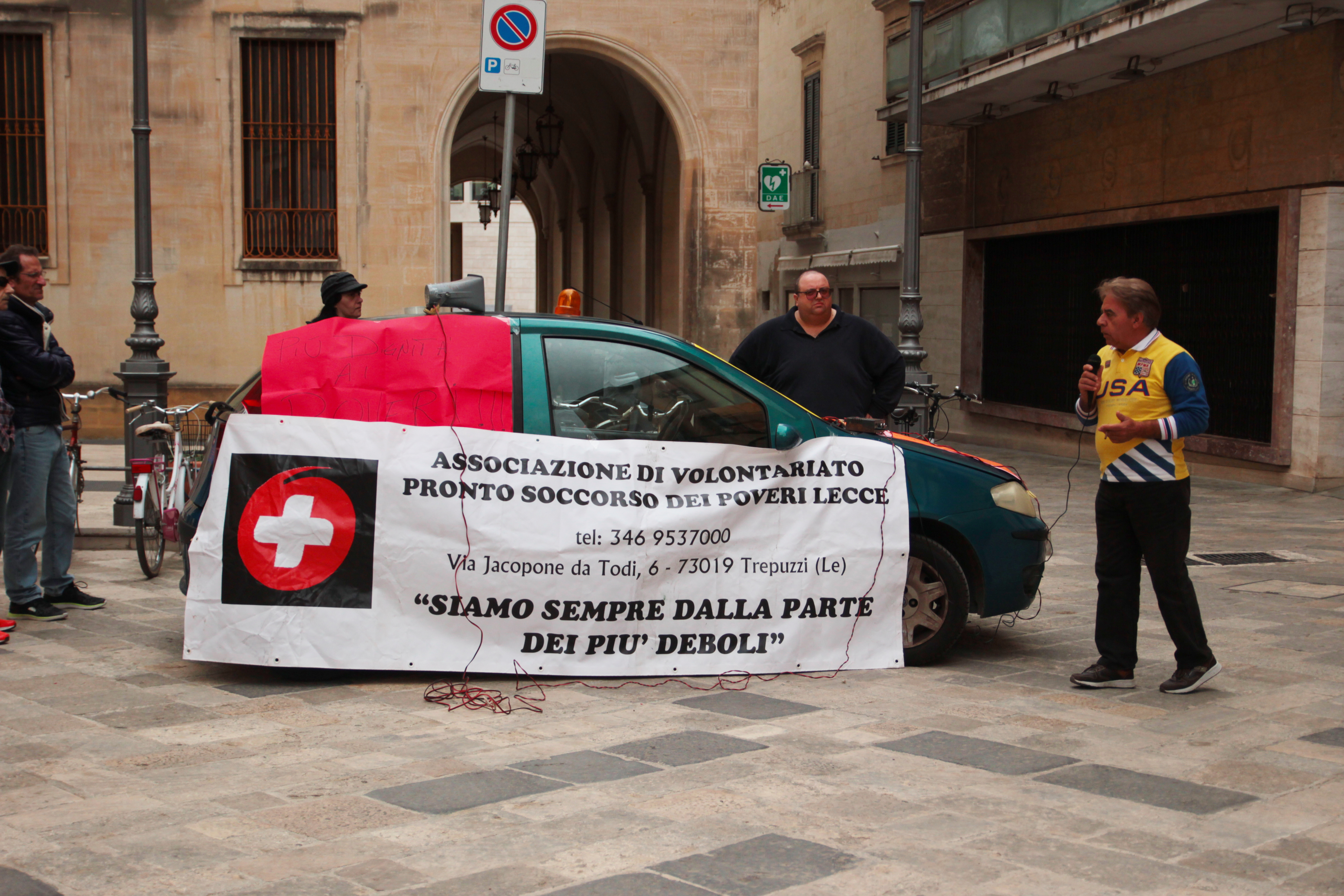 La protesta ai piedi di palazzo Carafa