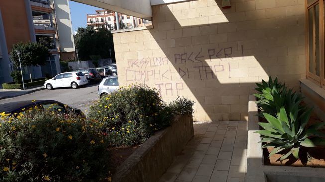 scritte-no-tap-muri-chiesa-santa-lucia-lecce