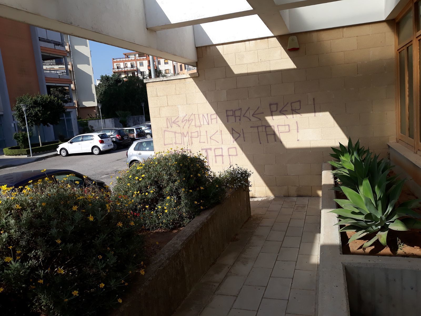 scritte-no-tap-muri-chiesa-santa-lucia-lecce