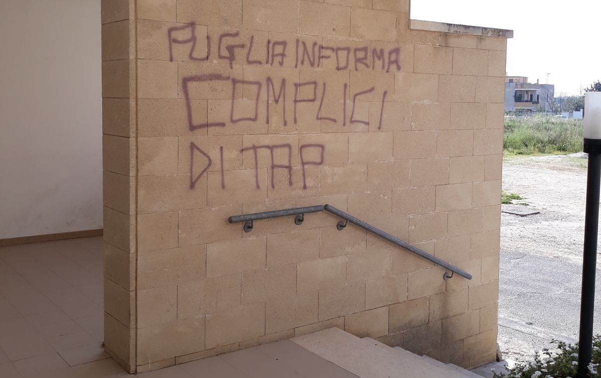 scritte-no-tap-muri-chiesa-santa-lucia-lecce