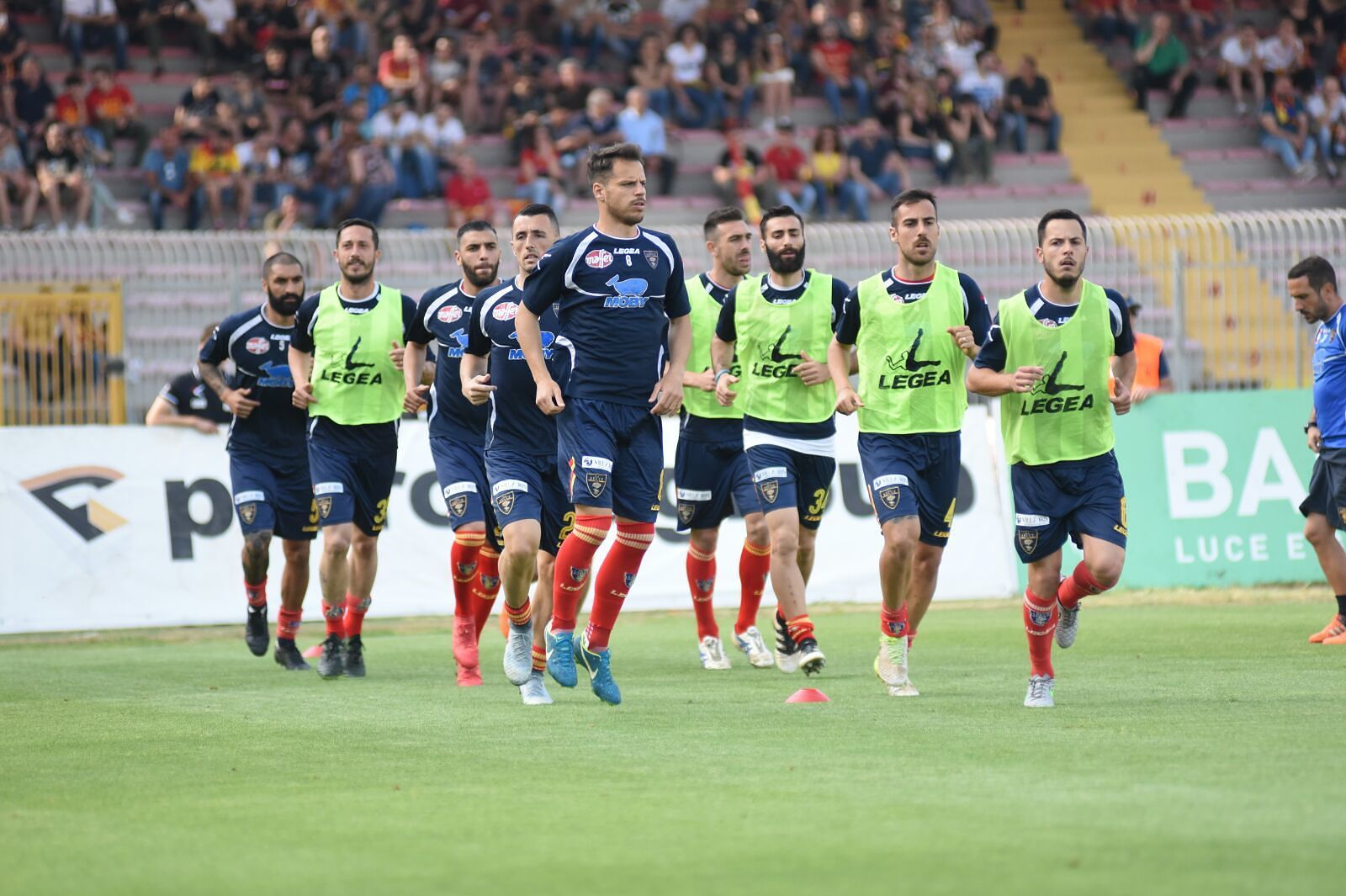 Il riscaldamento del Lecce (ph.Pinto)