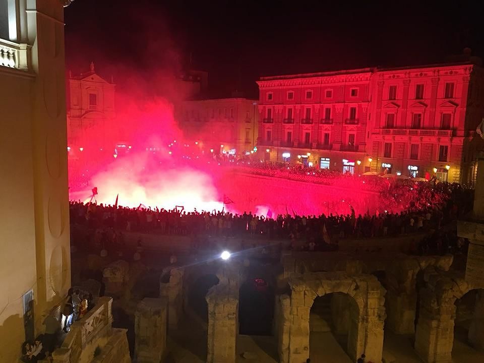 La festa dei tifosi nell'Anfiteatro