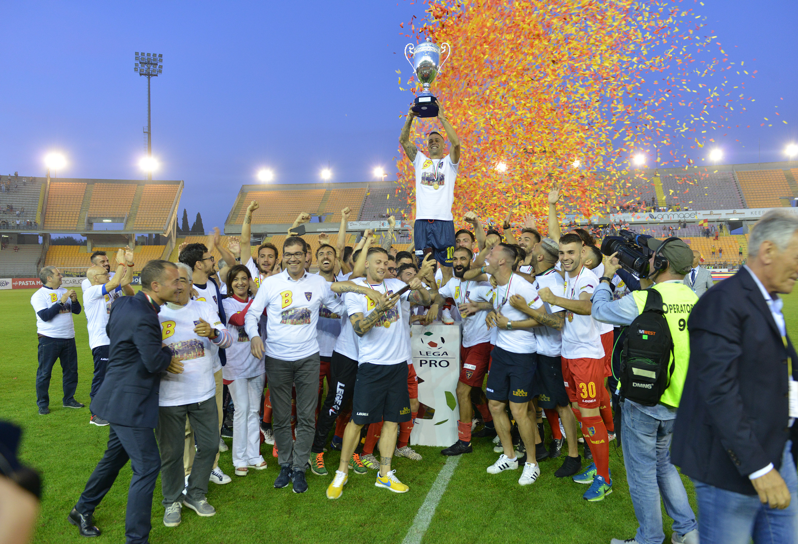 Checco Lepore alza la Coppa della Lega Pro (ph.Pinto)