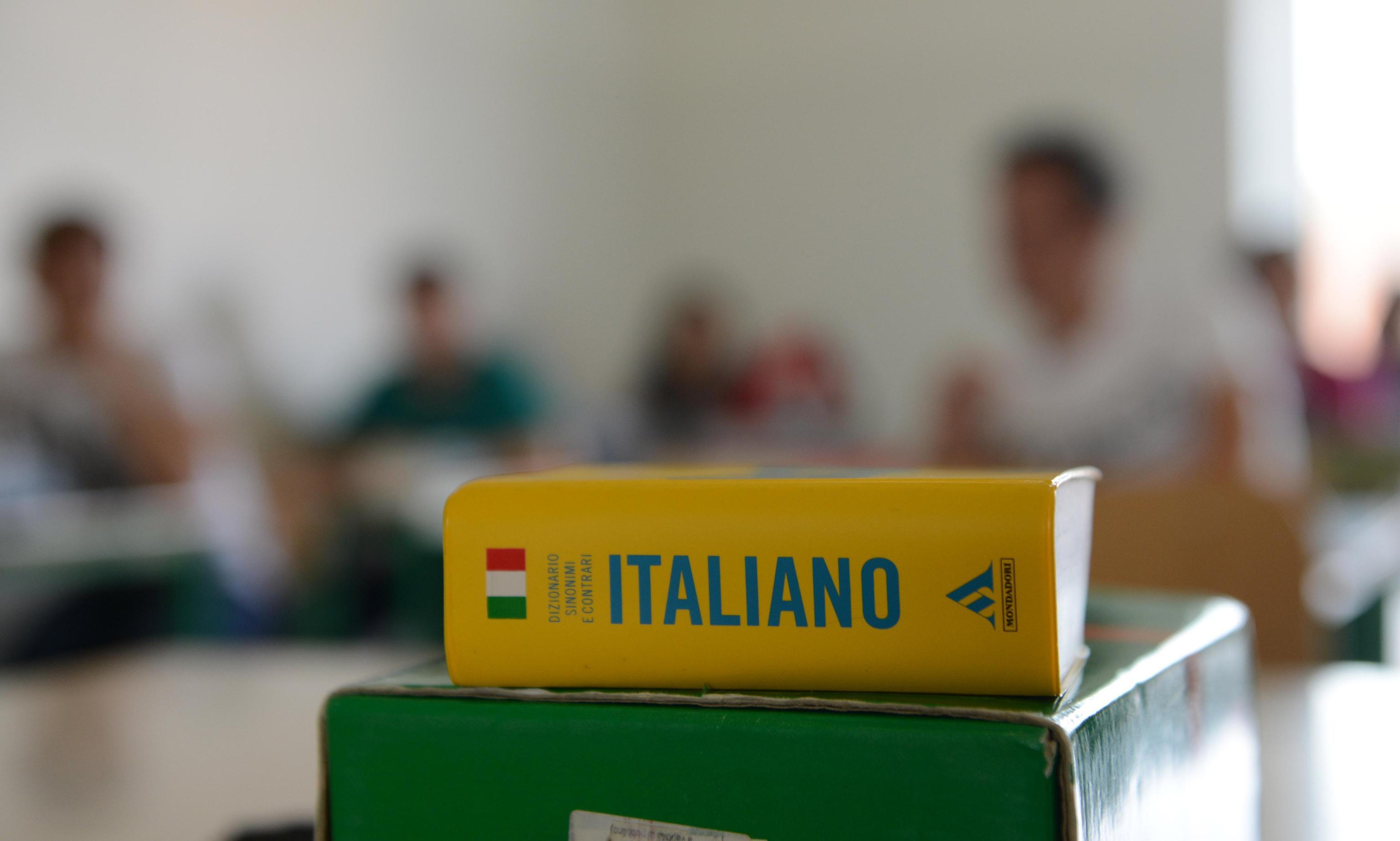 Un vocabolario di italiano in una classe durante le prove scritte della maturita' nell'Istituto Tecnico Commerciale di Pontedera, Pisa, 20 giugno 2012.
ANSA/STRINGER