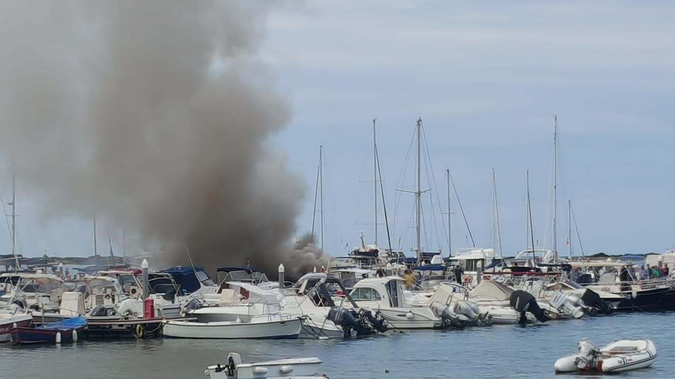Incendio alla Lega navale di Porto Cesareo, barche a fuoco