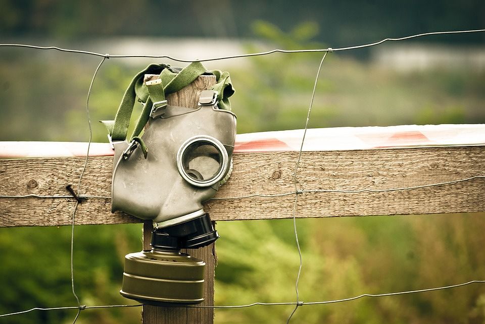 una maschera antigas per l'aria irrespirabile
