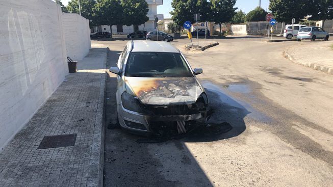 incendio-opel-astra-via-micelli