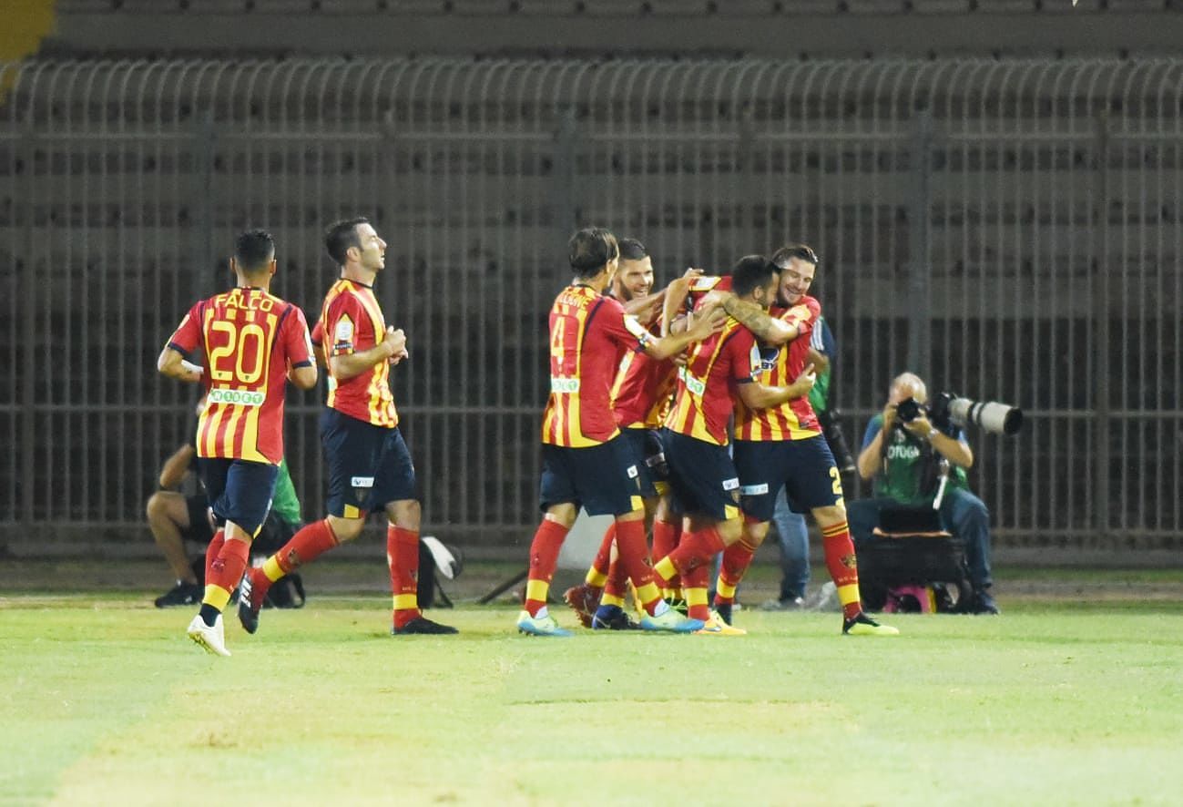 L'esultanza dei giallorossi (ph.Pinto)