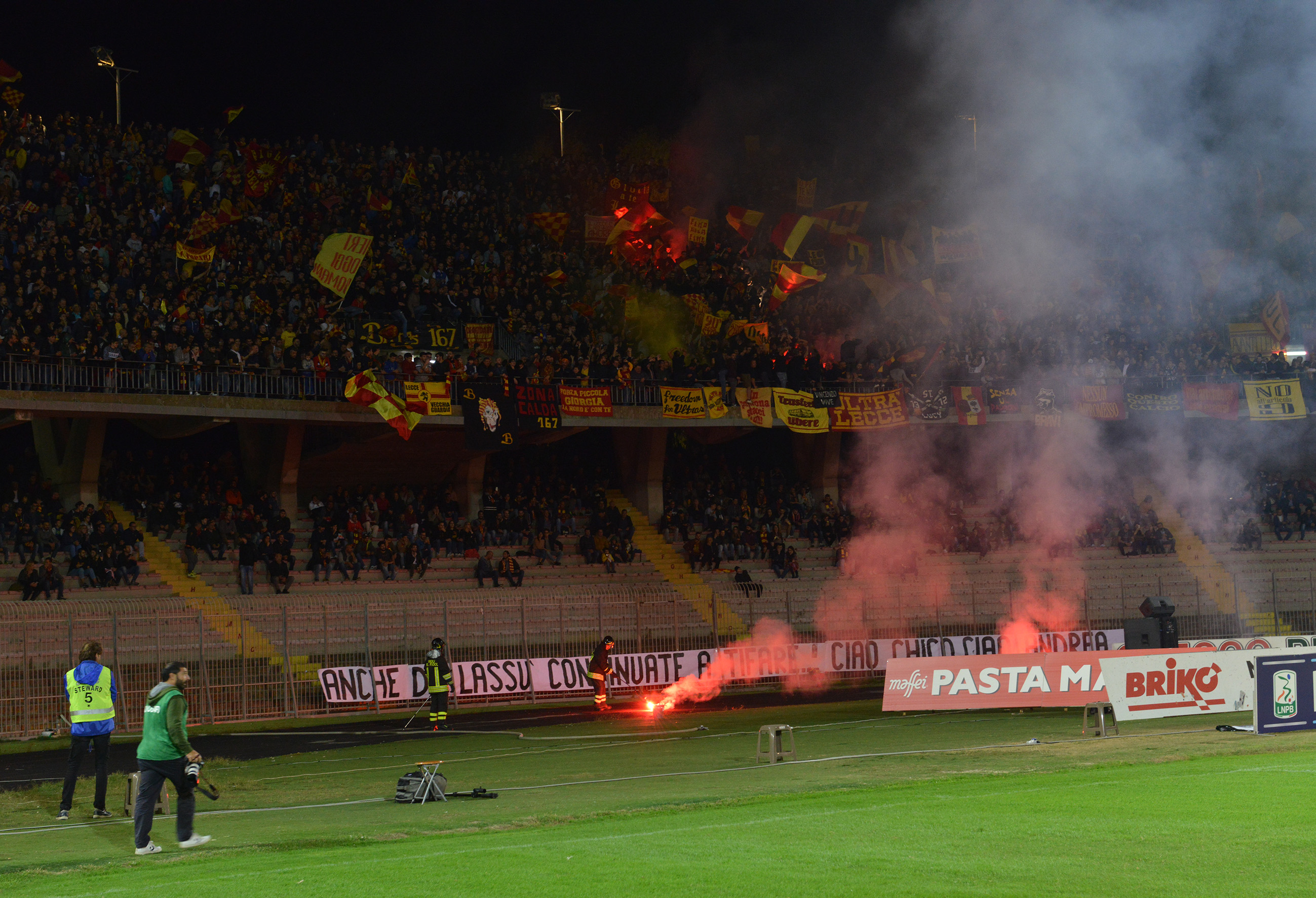 La Curva Nord e i tifosi del Lecce (ph.Pinto)