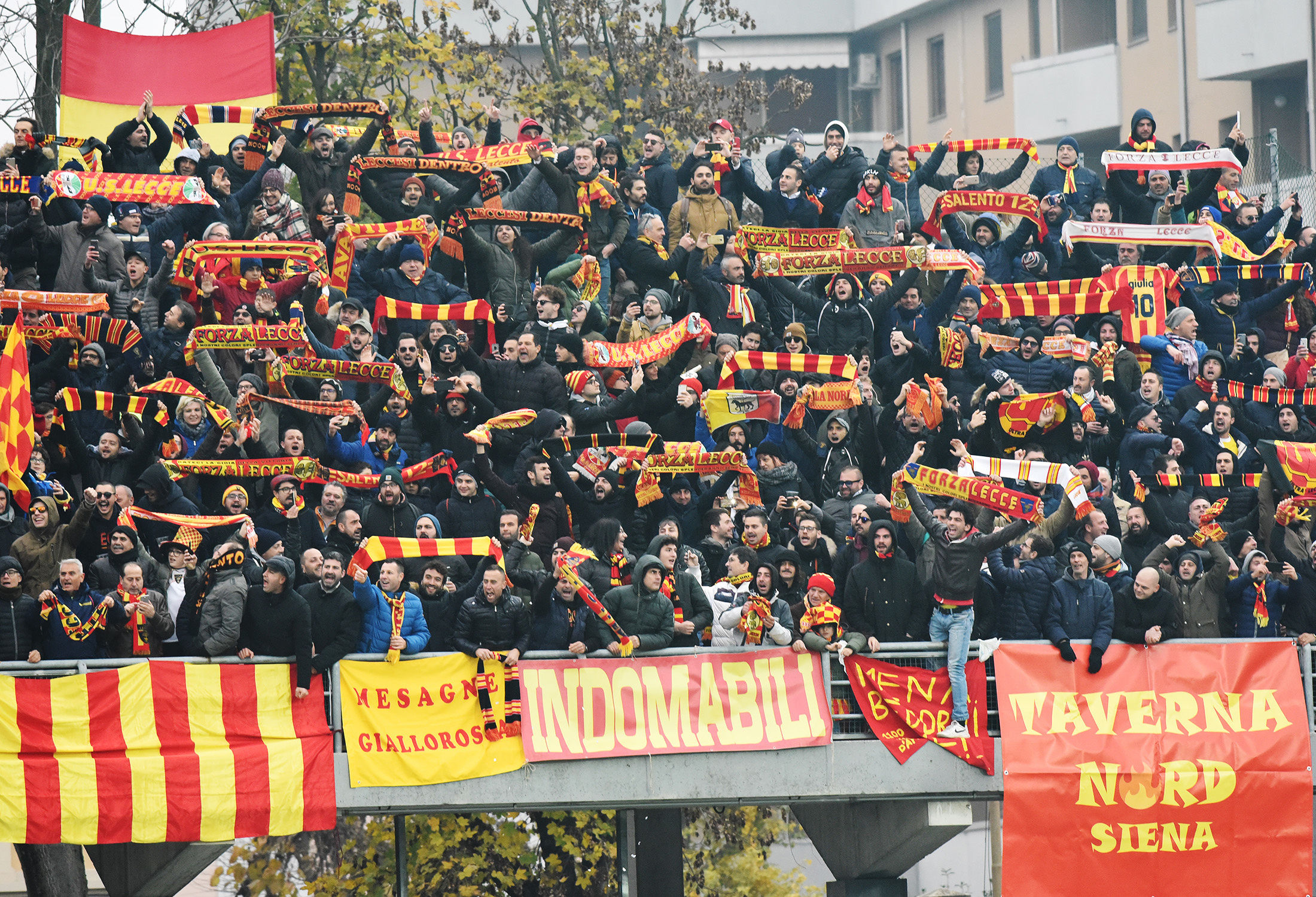 I tifosi del Lecce al Cabassi (ph.Pinto)