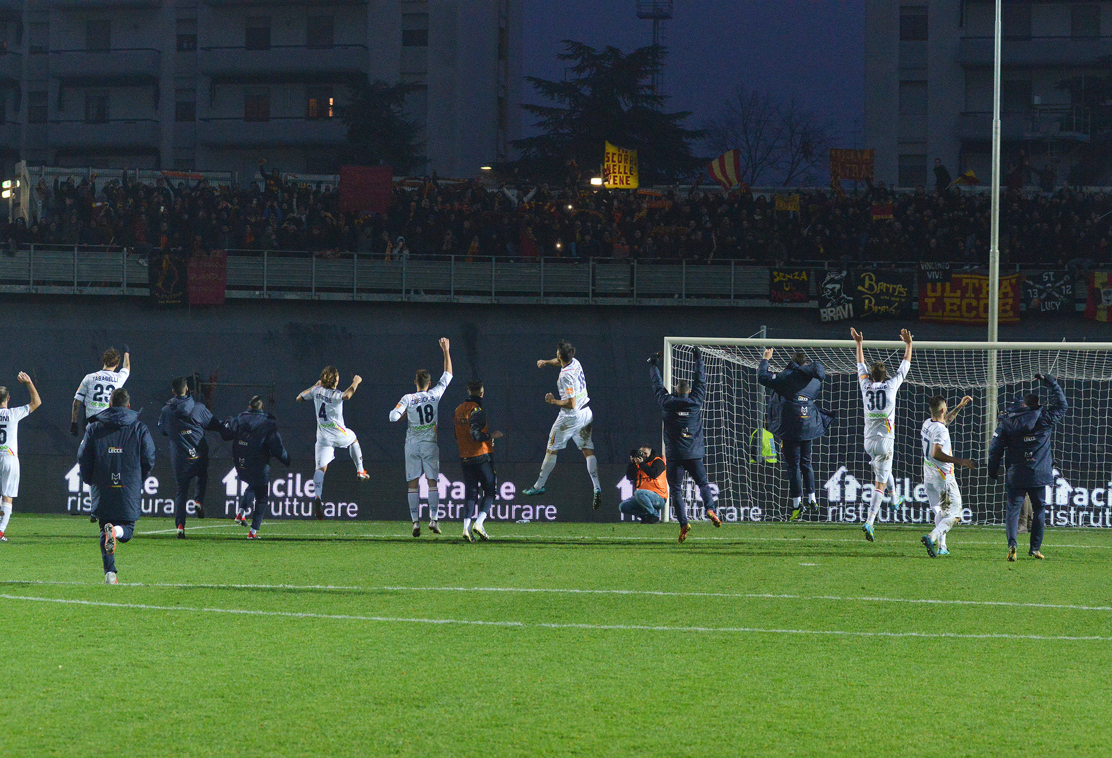 Il Lecce esulta con i suoi tifosi (ph.Pinto)