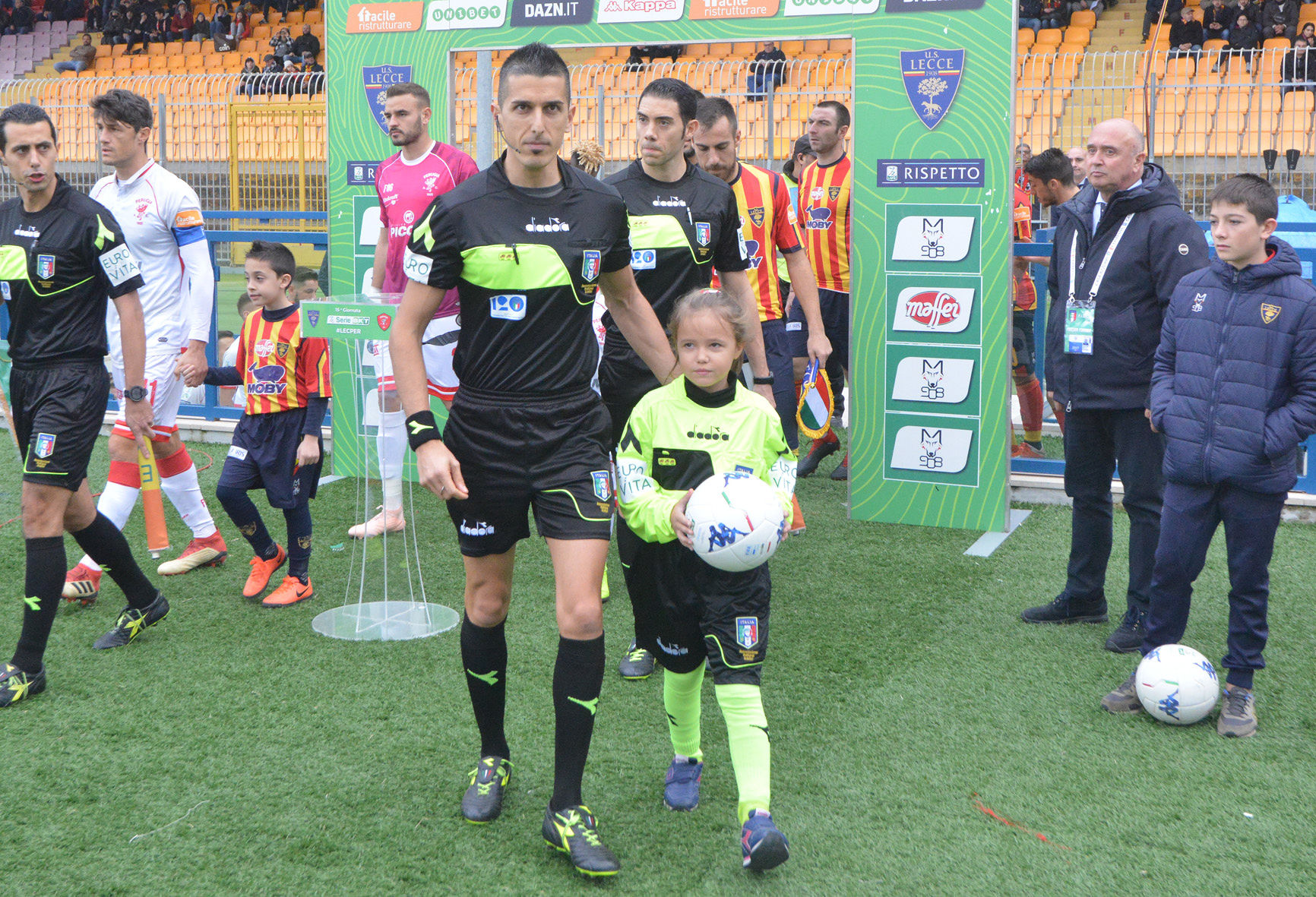 L'ingresso dell'arbitro Marinelli (ph.Pinto)