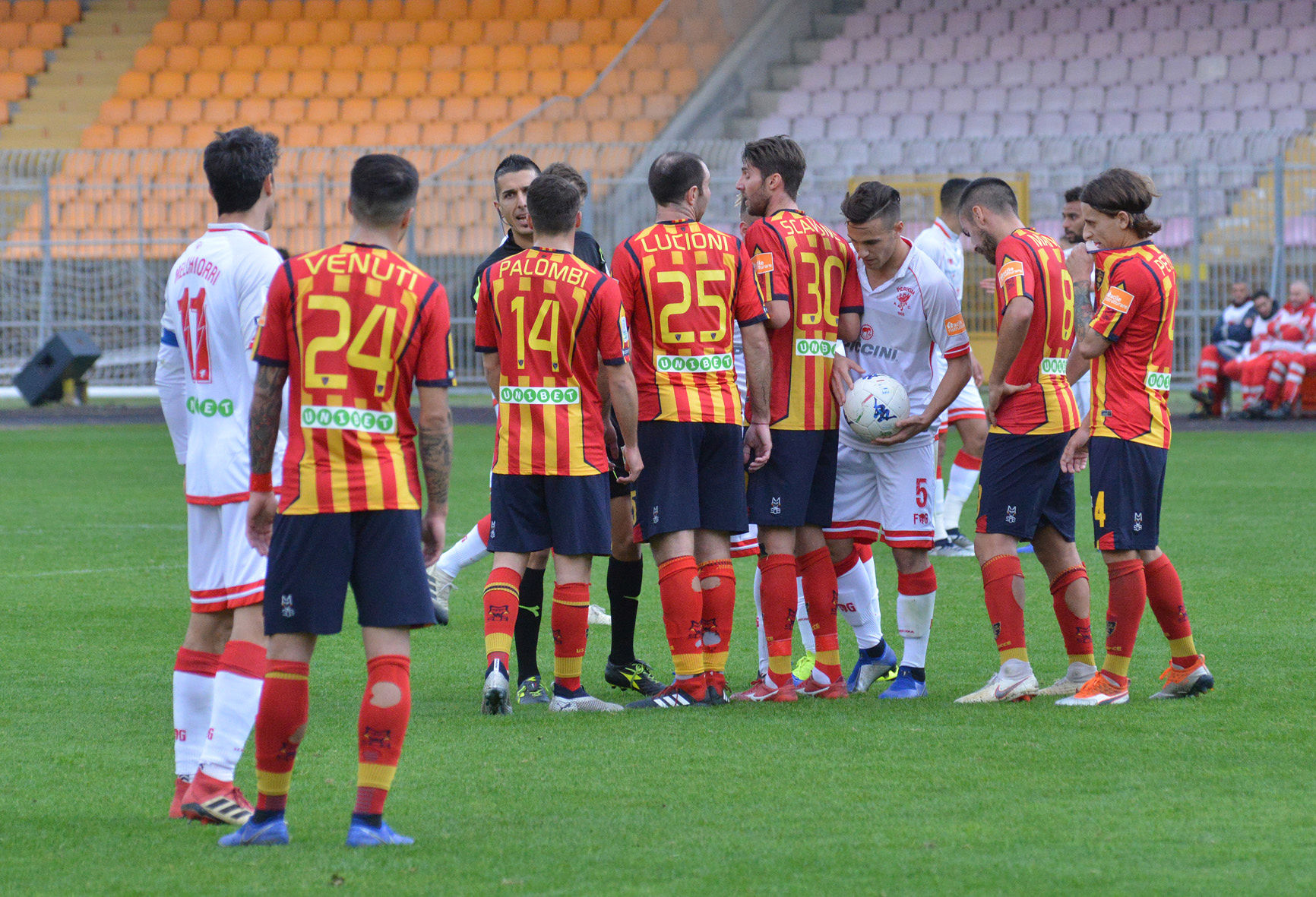 Le formazioni in campo (ph.Pinto)