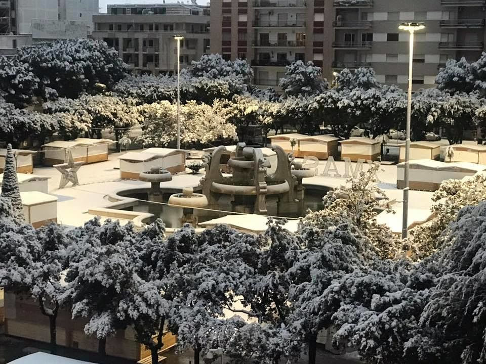 la neve su piazza Mazzini
