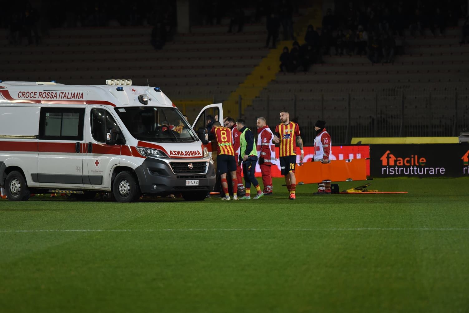 L'ambulanza in campo (ph.Pinto)