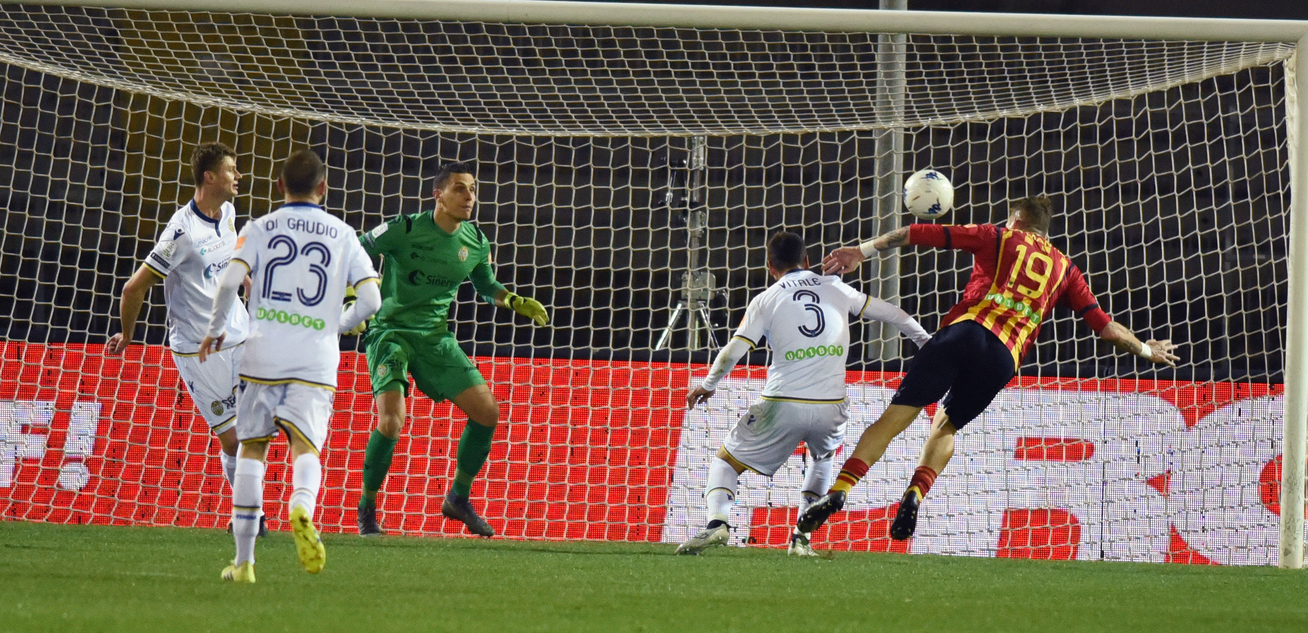 Il gol di La Mantia contro il Verona (ph.Pinto)